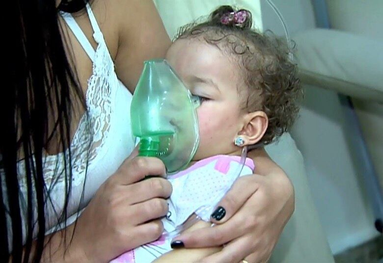 Segundo os médicos, o que importa é saber diferenciar a gripe do resfriado. A gripe tem sintomas como febre acima dos 38,5°, dor no corpo, dor de cabeça, tosse e falta de ar, costuma passar em sete dias. A febre no resfriado é mais baixa, os sintomas mais comuns são dor de garganta, tosse e nariz congestionado, por cerda de três dias