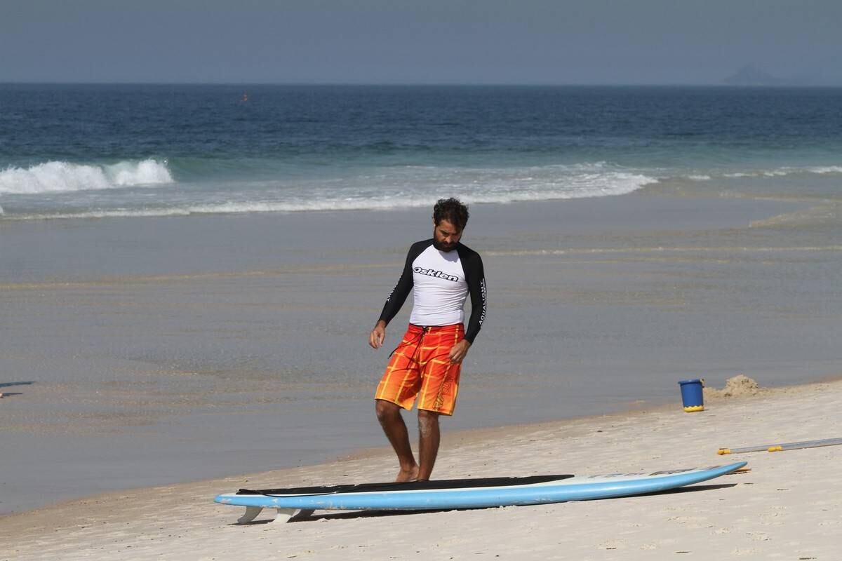 Bruno Gagliasso e Ricardo Pereira praticam stand up paddle na praia da Barra da Tijuca, no Rio