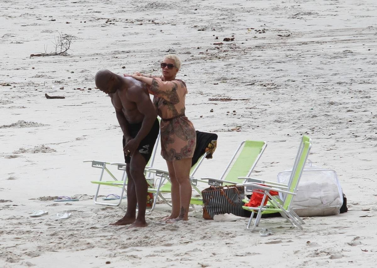Terry Crews aproveitou praia no Rio de Janeiro