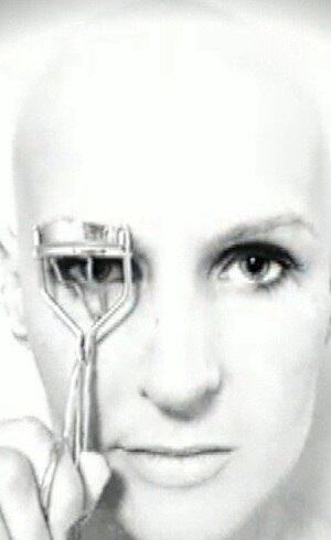 A modelo Flávia Flores, de 35 anos, de Santa Catarina, usa as redes
sociais para enfrentar o câncer de mama. Com muito bom humor, ela publica fotos
na internet, fantasiada de personagens do cinema. Segundo ela, a intenção é
levantar sua autoestima. Leia mais