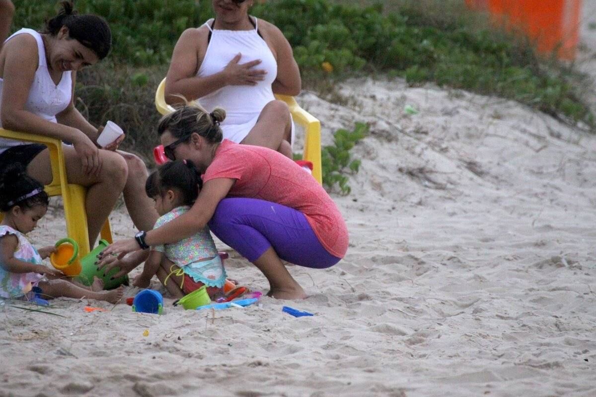 Fernanda Souza também se divertiu com as filhas da amiga