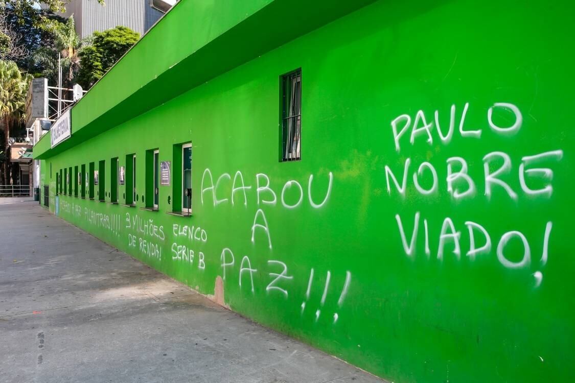 O presidente Paulo Nobre também foi alvo da torcida