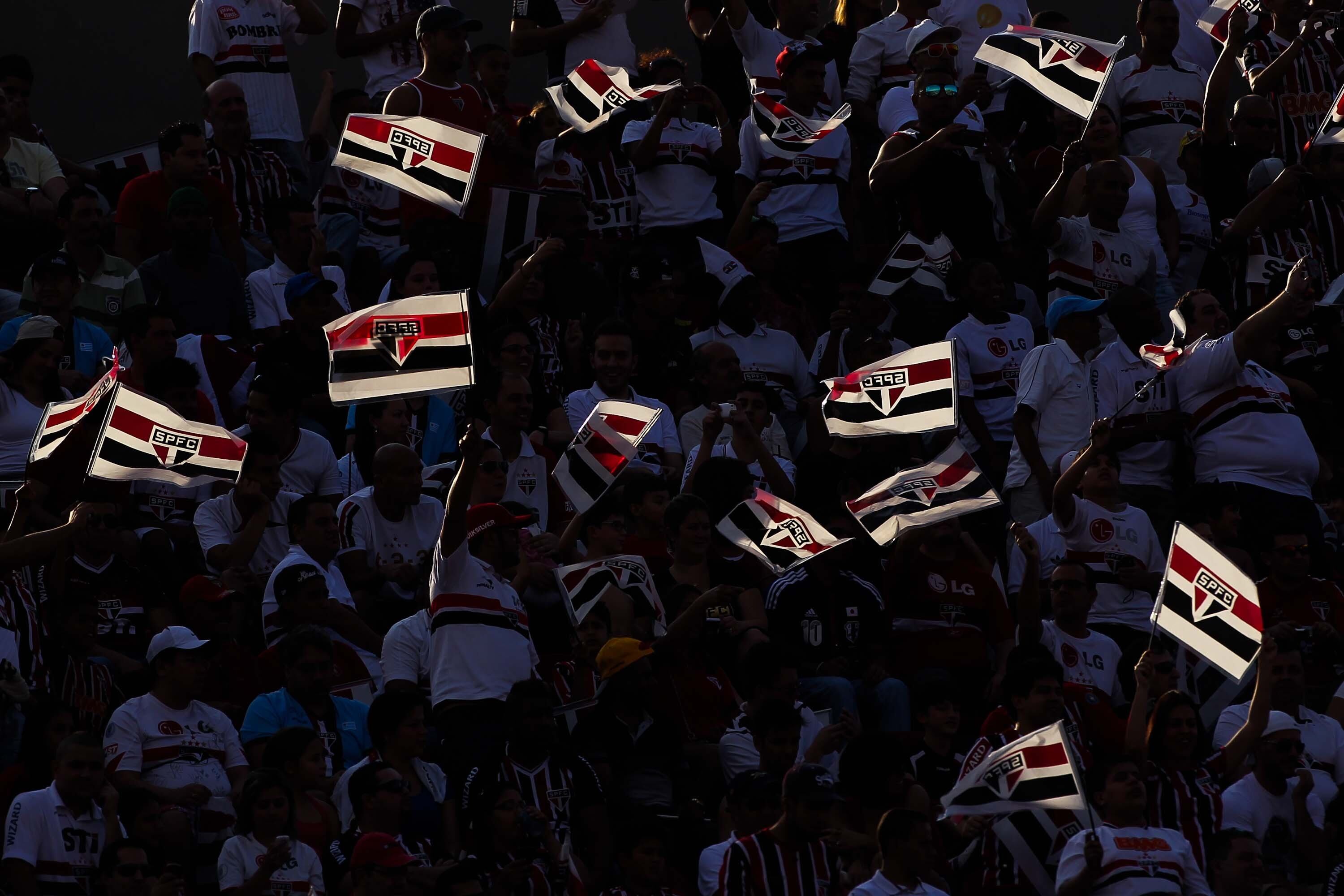 A diretoria percebeu os problemas em casa e, desde o mês passado,
colocou os ingressos em promoção para os jogos no estádio, gerando um
aumento de público. Porém, as atuações da equipe continuaram instáveis
no local. Apesar dos problemas, o time mantém o discurso de confiança no
campo.

Leia mais na Gazeta Esportiva