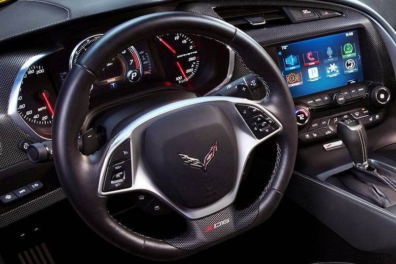 A "cereja do bolo", no caso do Corvette Stingray Z06, é o volante de base achatada com a sigla da versão impressa em uma moldura de acabamento feita com fibra de carbono — material também presente no acabamento do painel

Saiba tudo sobre carros! Acesse www.r7.com/carros