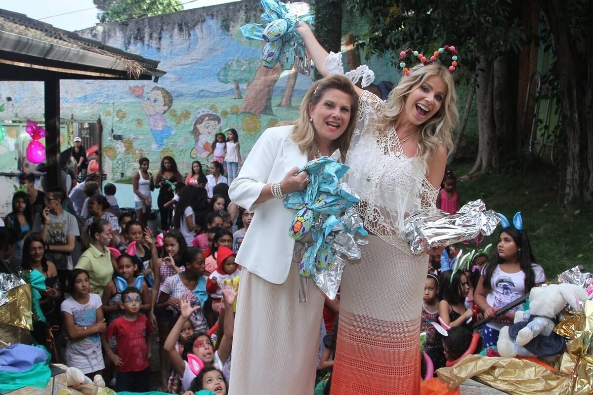Karina Bacchi organiza superfesta com distribuição de ovos
