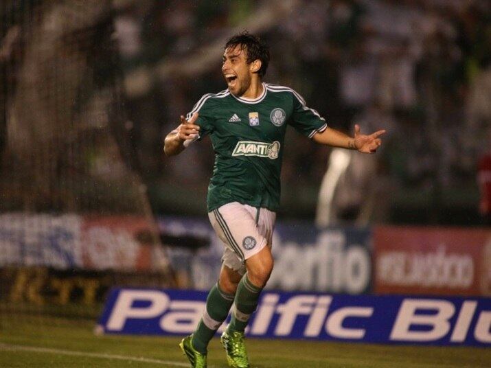 

O chileno Jorge Valdívia está voltando a ser o atleta que se
destacou pelo clube alviverde nos últimos anos. O jogador, que é considerado o
maestro do Verdão, foi convocado para defender a seleção chilena recentemente.
O técnico Jorge Sampaoli aposta no talento do ‘Mago’ para levar o Chile a Copa
do Mundo de 2014

