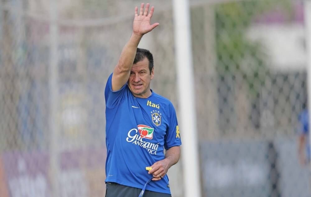 Uma medida radical por exemplo seria a substituição do técnico da seleção brasileira. Muito bem em amistosos, mas ainda capengante nas Eliminatórias da Copa do Mundo de 2018, o técnico Dunga não agrada a todos. Uma troca seria uma medida para mostrar serviço em seus primeiros atos no cargo
