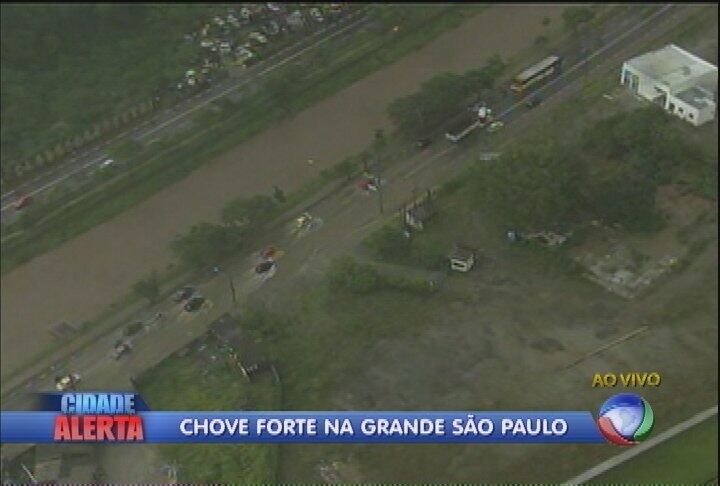 Trechos dos trilhos da linha 10 – Turquesa da CPTM (Companhia Paulista de Trens Metropolitanos) alagaram entre as estações Mauá e Capuava, no ABC. A companhia implantou ônibus para fazer o percurso entre as estações Santo André e Guapituba
