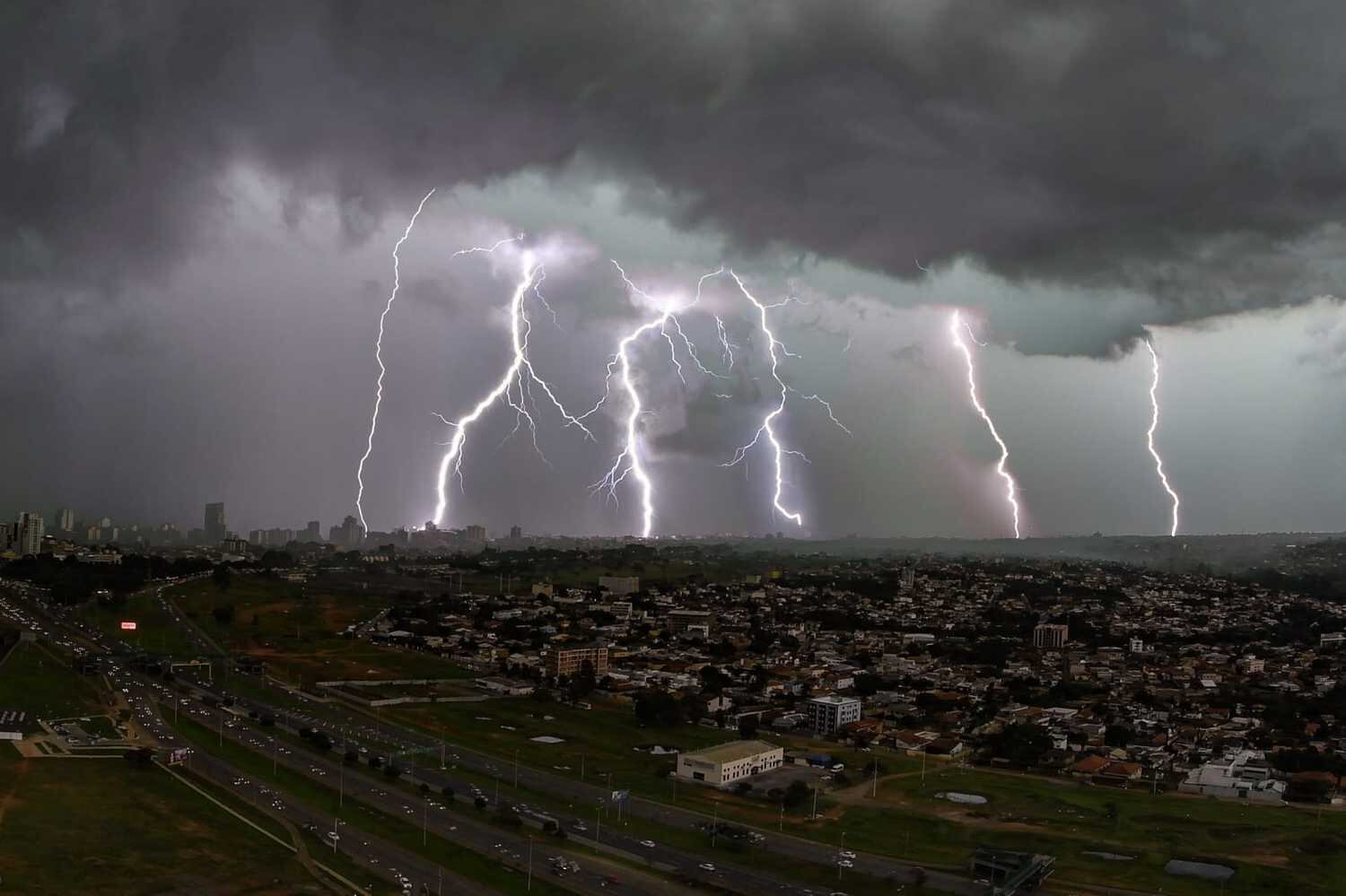 Um astrofotógrafo de Brasília registrou momento de descargas elétricas