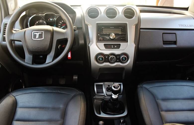 Feito para os amantes do off-road, o novo Troller T4 chega nas
concessionárias em agosto com preço inicial de R$ 110.990,
aproximadamente 15% mais caro que a versão atual. O modelo, porém,
tentará justificar o valor mais salgado com design, equipamentos
inéditos, melhor acabamento da cabine e o motor 3.2 diesel de 200 cv da Ford Ranger
