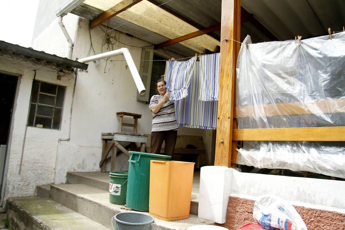 Na Penha, zona leste, moradora cria engenhoca para captar água da chuva