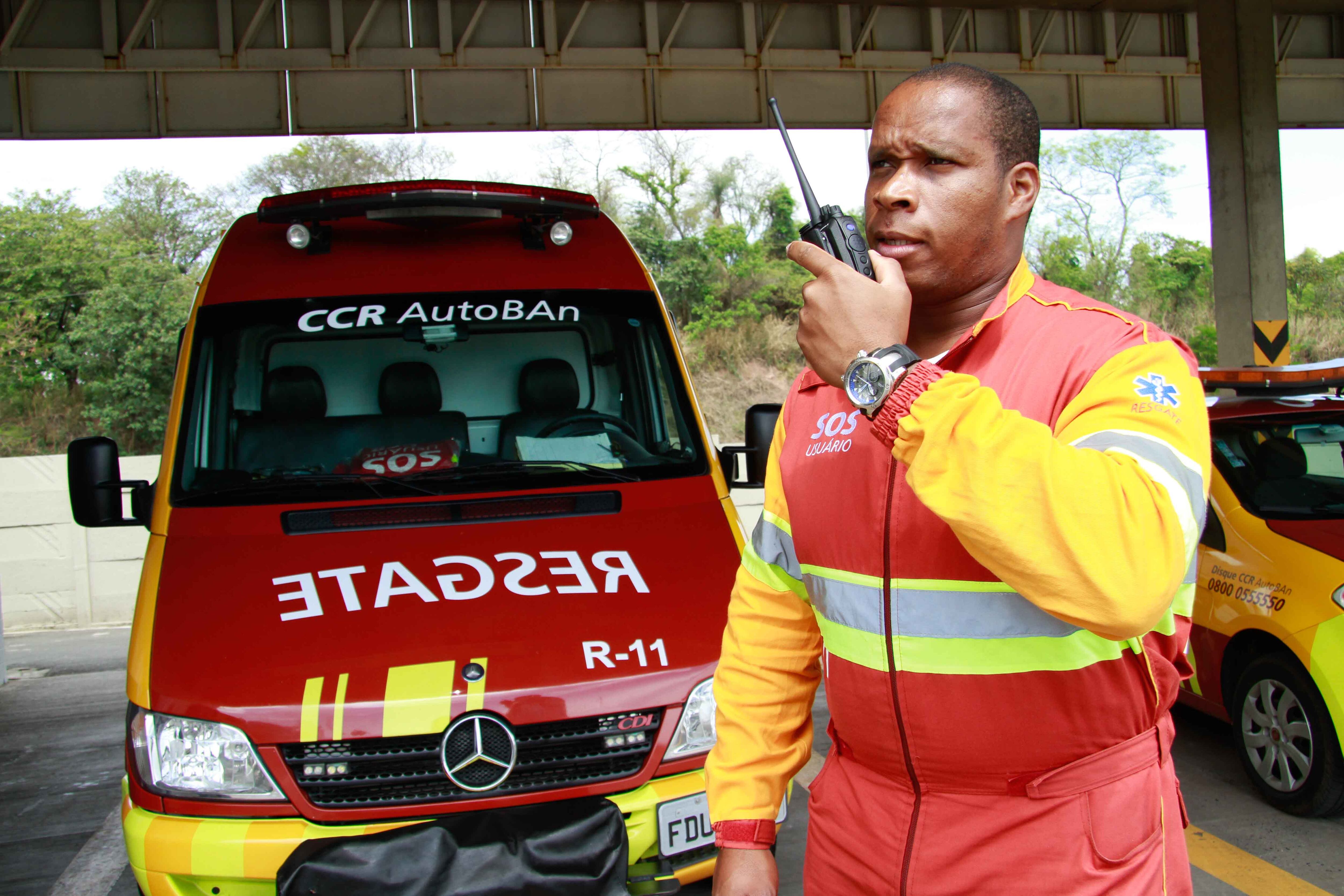 Após o CCO ter acesso aos dados, os operadores informam, por meio de um sistema de rádio, o local do fato para os funcionários das bases. No caso de acidentes, paramédicos se deslocam com uma ambulância