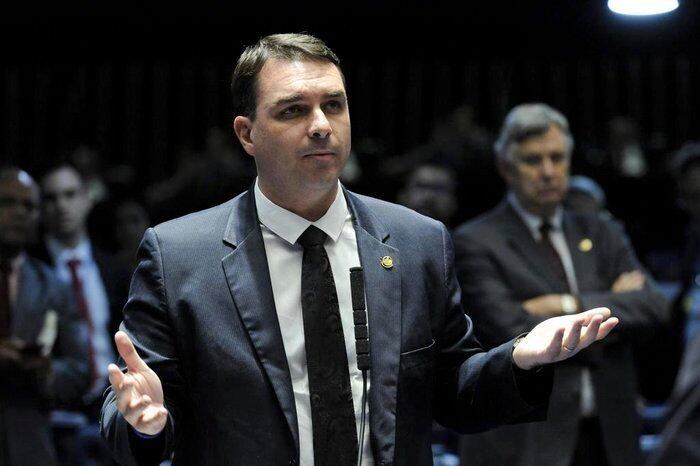 Flavio Bolsonaro, senador: 