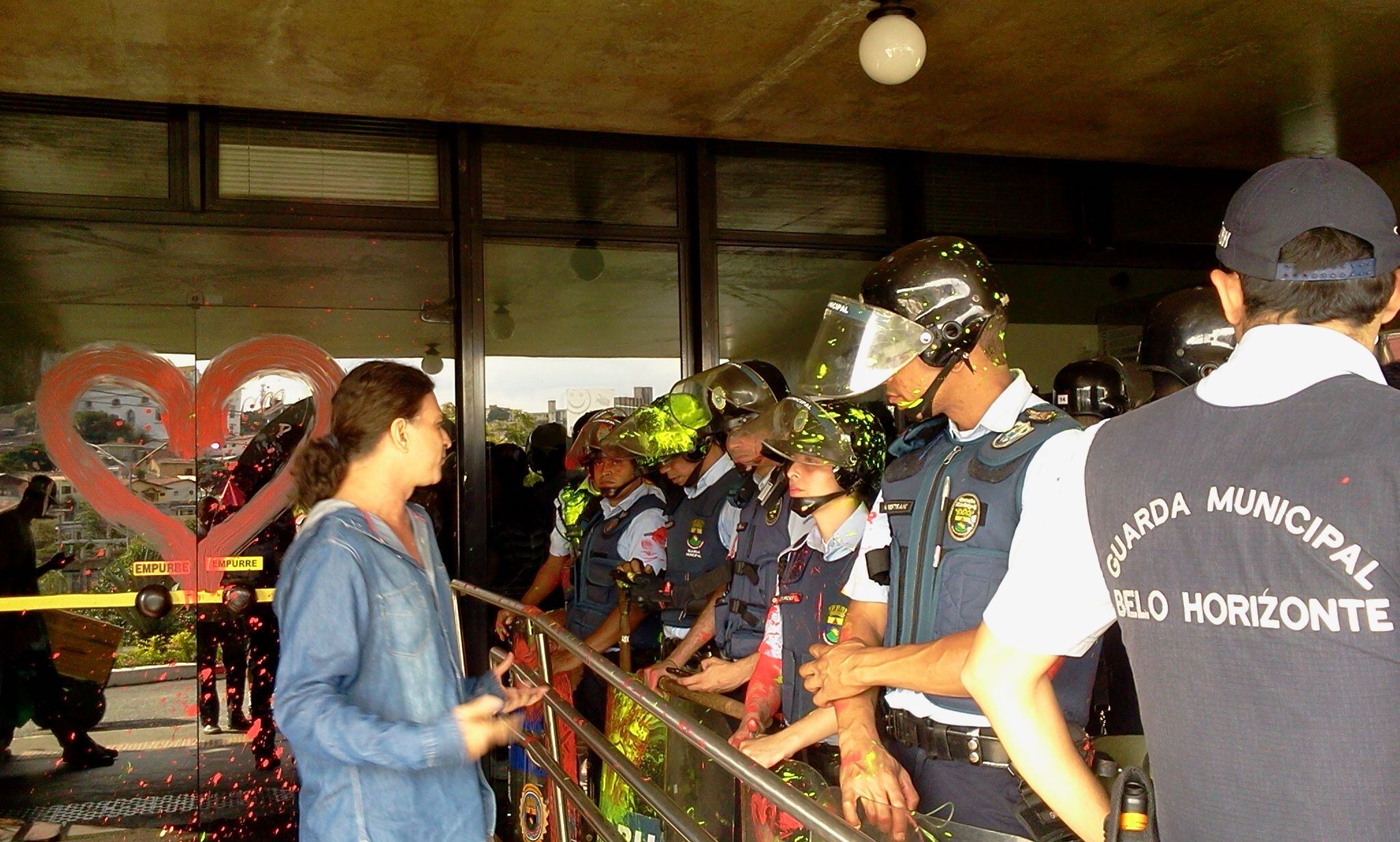 Insatisfeitos com o resultado da reunião, que rejeito a proposta de redução de R$ 0,20 na passagem e a abertura das empresas de ônibus da capital mineira, os manifestantes decidiram invadir o prédio. Cerca de 30 guardas municipais que faziam a segurança no local tentaram impedir o grupo com o uso de sprays de pimenta.