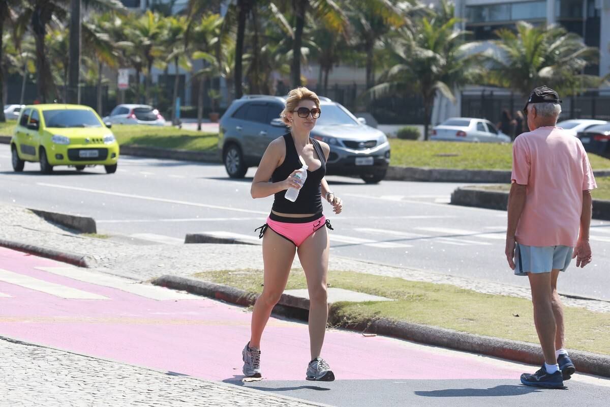 Antônia Fontenelle correu de shortinho nesta terça-feira (2)