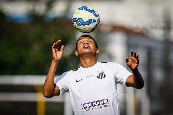 Zagueiro David Braz se recupera de uma torção no tornozelo
