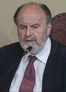 O desembargador do TJ-SP (Tribunal de Justiça de São Paulo)
Antonio Carlos Malheiros morreu na madrugada desta quarta-feira (17). O
presidente do Tribunal, Geraldo Francisco Pinheiro Franco, decretou luto
oficial por três dias no Judiciário do Estado de São Paulo.
"Um dia muito triste para todos que demanda orações,
quaisquer que sejam as crenças. Os integrantes do Órgão Especial, na sessão a
ser realizada hoje, prestarão homenagens ao desembargador Antonio Carlos
Malheiros que, até poucos dias, mesmo adoentado, participou dos julgamentos do
colegiado. Vão se as boas ações por ele realizadas e fica o exemplo a ser
seguido e imitado", informou o órgão em nota