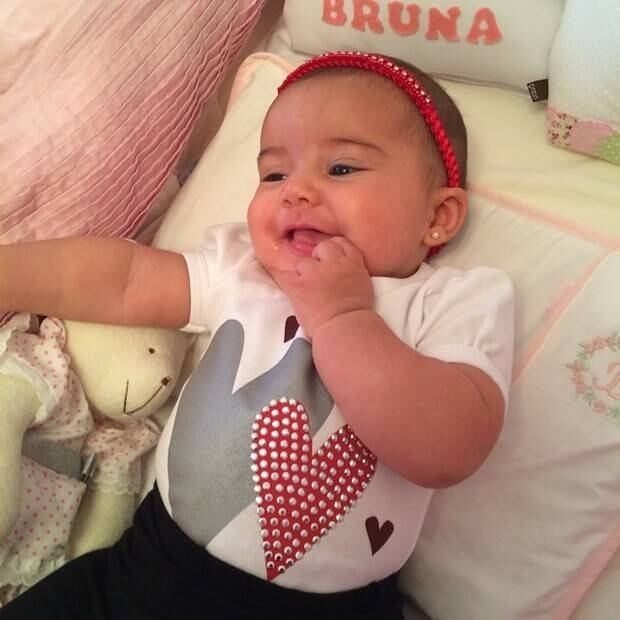Nívea Stelmann mostra foto fofa da filha sorrindo