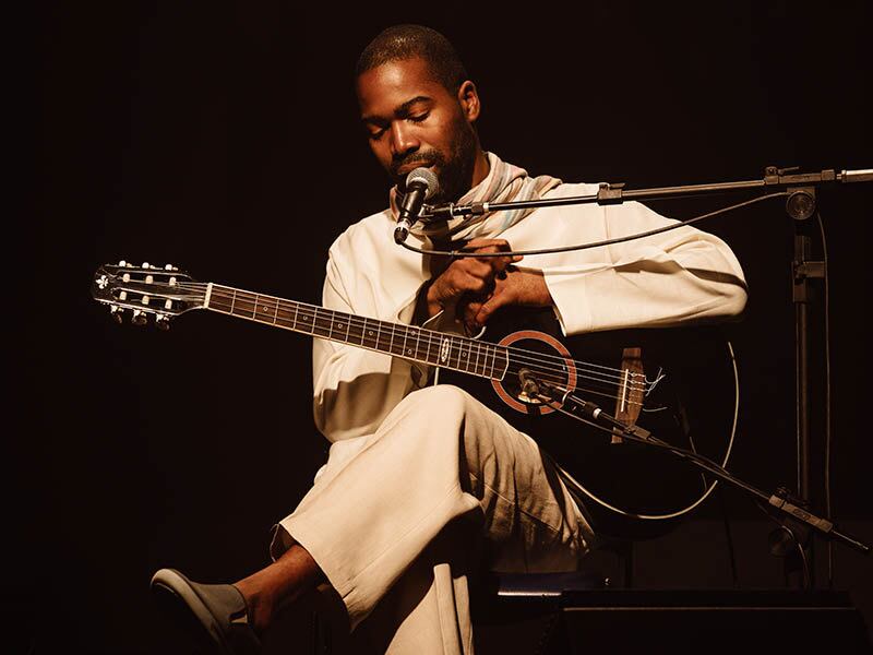 Artista é reconhecido como o primeiro compositor brasileiro a apresentar canções autorais em línguas africanas em um álbum