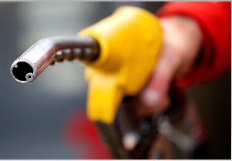 Carro sendo abastecido em posto de combustíveis