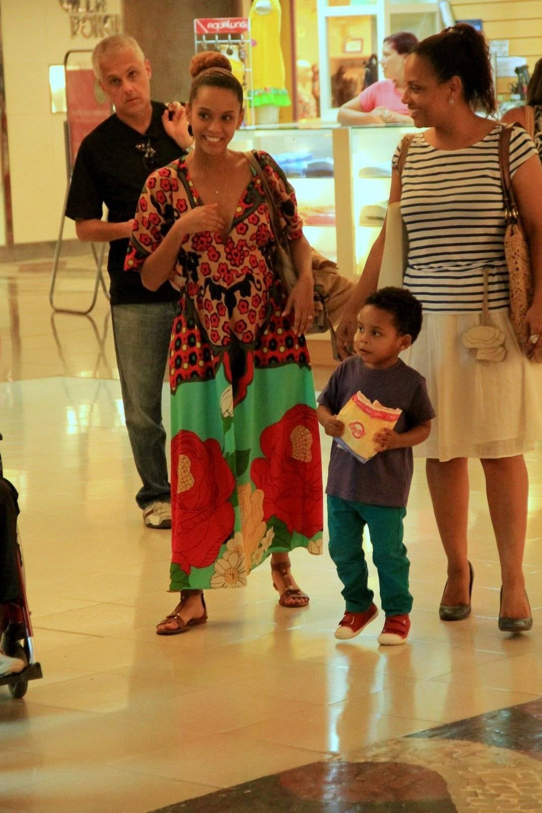Taís Araújo estava passeando com o filho