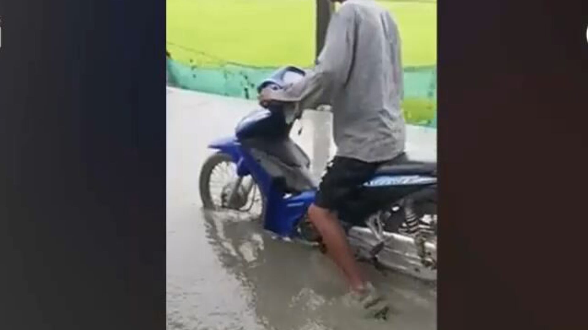 Motociclista ignora aviso e fica atolado em pista com cimento fresco; veja
