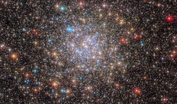Imagem feita pelo telescópio espacial Hubble mostra o aglomerado globular NGC 6355, no qual pode-se observar milhares de estrelas espalhadas. Este aglomerado localiza-se em regiões internas da Via Láctea — mais especificamente na constelação Ophiuchus, a aproximadamente 50 mil anos-luz da Terra