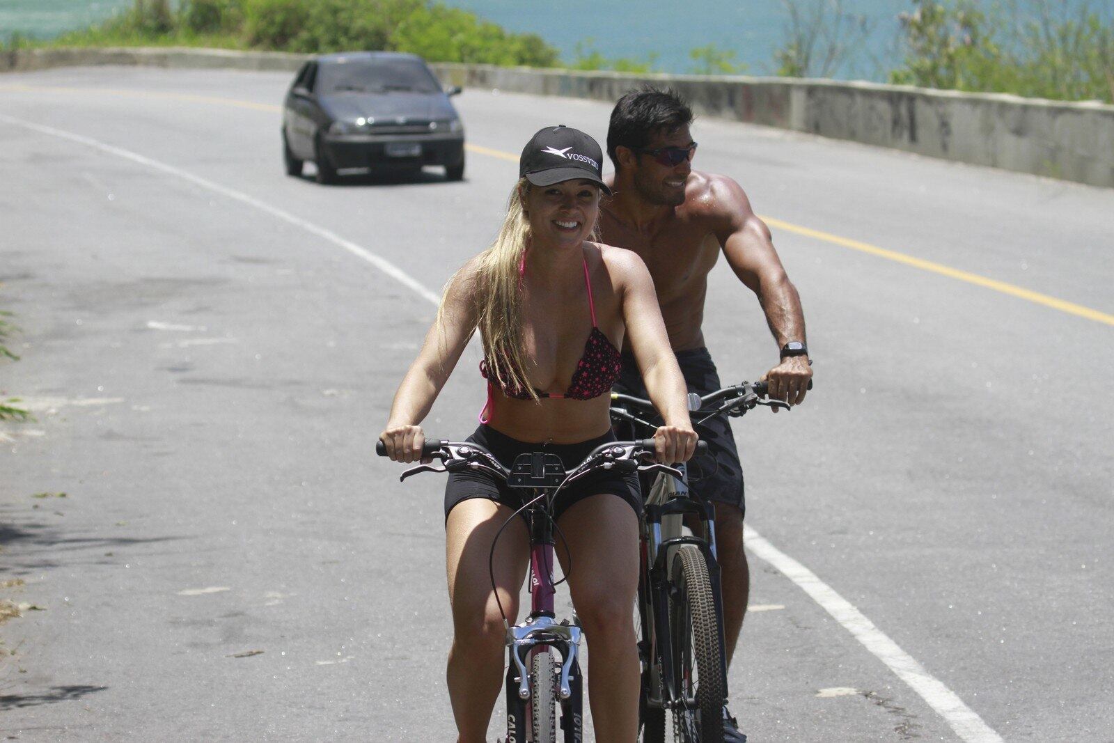 Beto e Aryane pedalam na praia de Grumari, no Rio de Janeiro