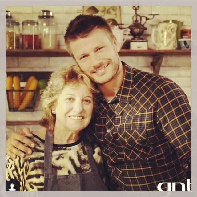 Rodrigo se dá bem com a sogra

Olha que fofo! A mãe da Fernanda já foi ao programa do Rodrigo ajudá-lo a cozinhar. Ela não escondeu que adora o genro e ele foi só carinhos com a sogra 