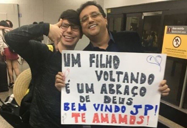 Quando João Pedro viajou para Porto Seguro com a turma da escola, o apresentador não aguentou de saudade e precisou buscar o filho no aeroporto com direito a cartaz e tudo!