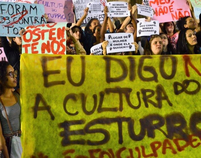 O ato também contou com condenações ao machismo e à cultura do estupro. Neste sábado, a advogada da adolescente afirmou que vai pedir o afastamento do delegado titular da DRCI (Delegacia de Repressão aos Crimes de Informática), Alessandro Thiers, das investigações do caso. No entendimento de Eloisa Samy Santiago, o policial criminaliza a vítima ao questionar se ela teria o hábito de fazer sexo em grupo. Leia mais