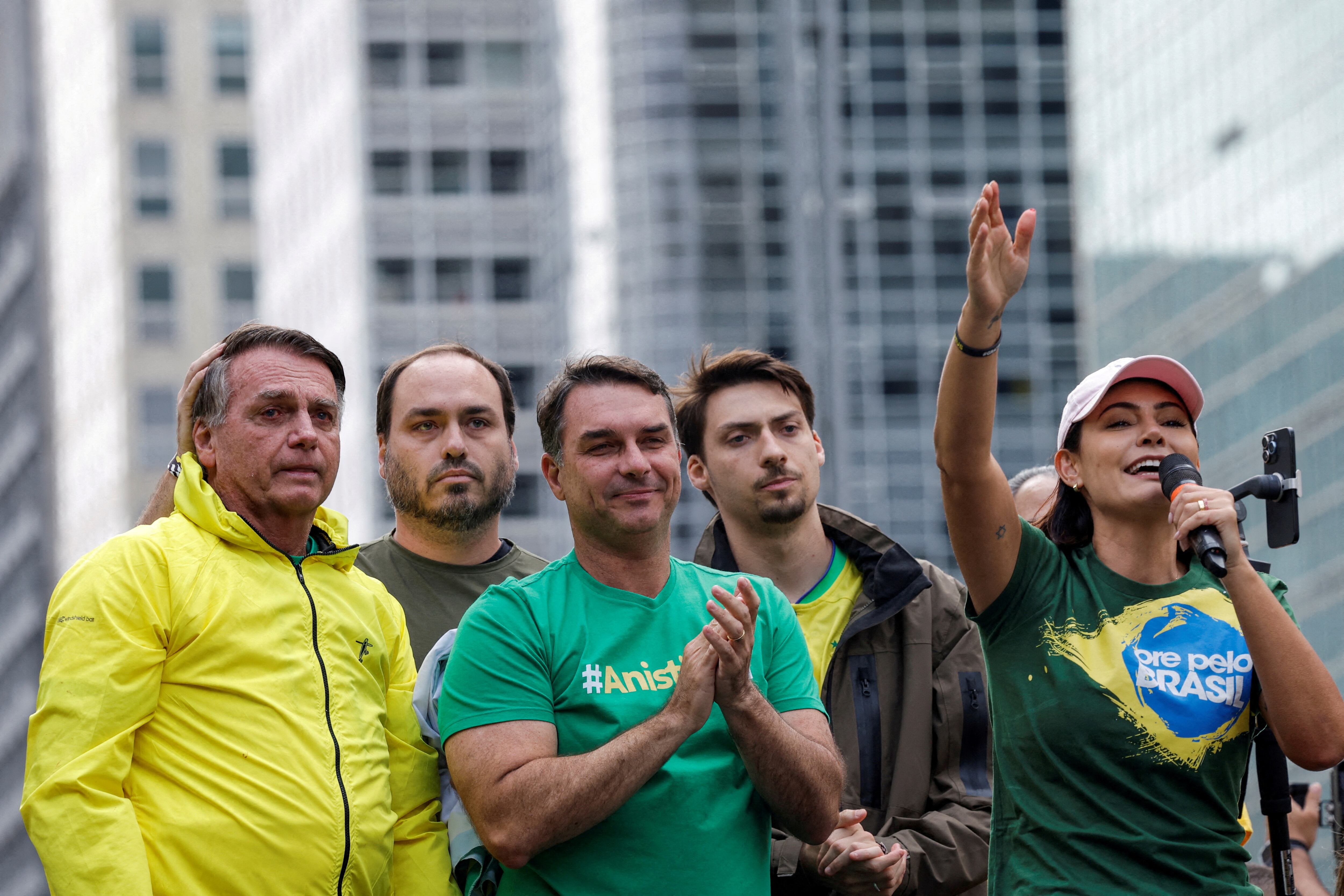 Ex-primeira-dama Michelle Bolsonaro discursa durante protesto em São Paulo ao lado do ex-presidente Jair Bolsonaro e do senador Flávio Bolsonaro