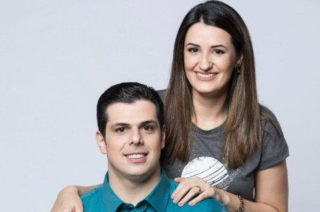 Carlos e Cintia Cucato comandam o programa deste sábado (31)