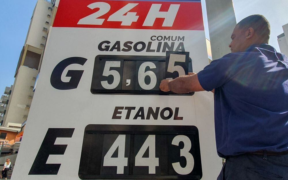 PR - AUMENTO-PREÇO-COMBUSTÍVEL - GERAL - Vista de movimentação em posto de combustível de Curitiba (PR), nesta quinta-feira (1), com alteração no valor do combustível, por conta do ICMS. A partir desta quinta-feira (1º), a cobrança será de R$ 1,22 por litro em todo o território nacional. Atualmente, as alíquotas são proporcionais ao valor e são definidas por cada estado