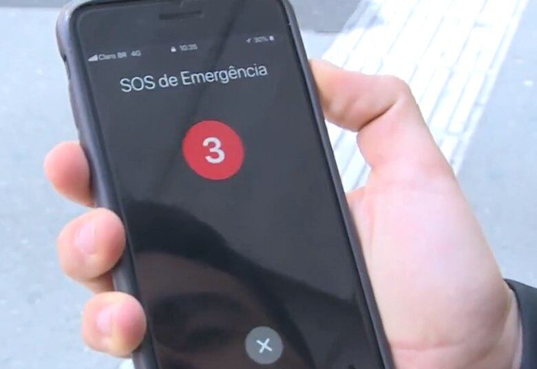 Depois de configurado, para fazer a ligação de emergência em aparelhos iPhone, basta pressionar o botão de "Liga/Desliga" cinco vezes seguidas. Pronto. Uma ligação de emergência será feita para o contato escolhido