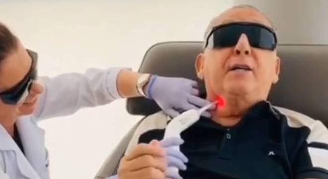 Galvão divulgou imagem em tratamento com laser para as cordas vocais