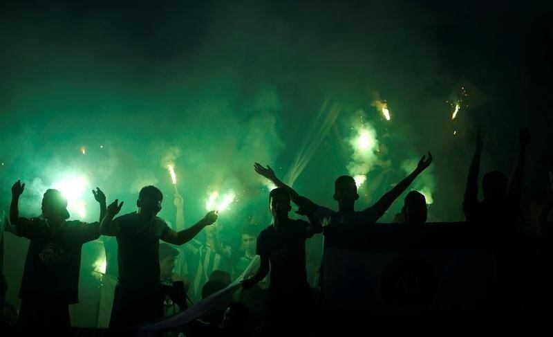 Aos jogadores de Grêmio e Atlético-MG, resta entrar em campo para honrar tudo o que os 19 guerreiros construíram no futebol. Dividir, defender, atacar, marcar ou evitar um gol como forma de homenagem àquelas atletas. Às comissões técnicas – desde o treinador até o roupeiro – e diretorias, resta preparar suas equipes com o mesmo carinho e inteligência que fizeram os batalhadores que honraram a Chape. Aos profissionais da imprensa, dedicar cada minuto da cobertura da última final de 2016 àqueles que desempenharam com excelência a profissão