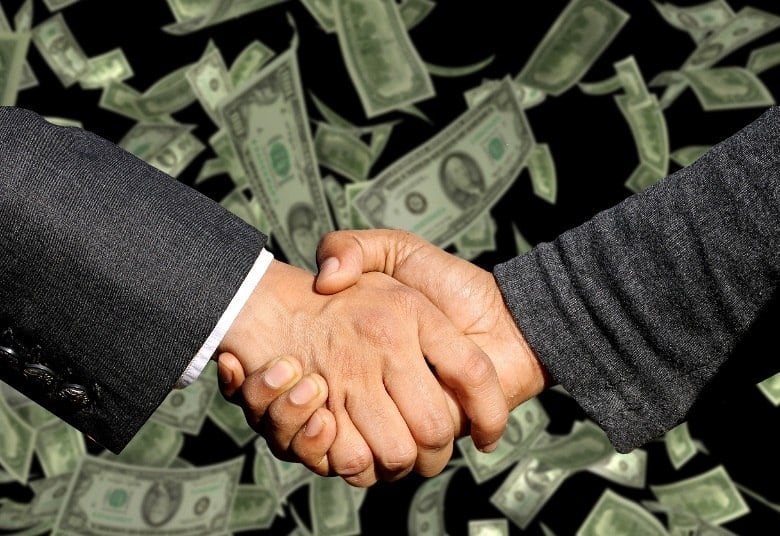 Com o aumento do desemprego, o brasileiro está cada vez mais endividado. No entanto, ao contrário do que se pensa, está crescendo o número de pessoas que recorrem a amigos e parentes para pedir dinheiro emprestado ao invés de recorrerem aos bancos. Mas será que essa é uma boa ideia?