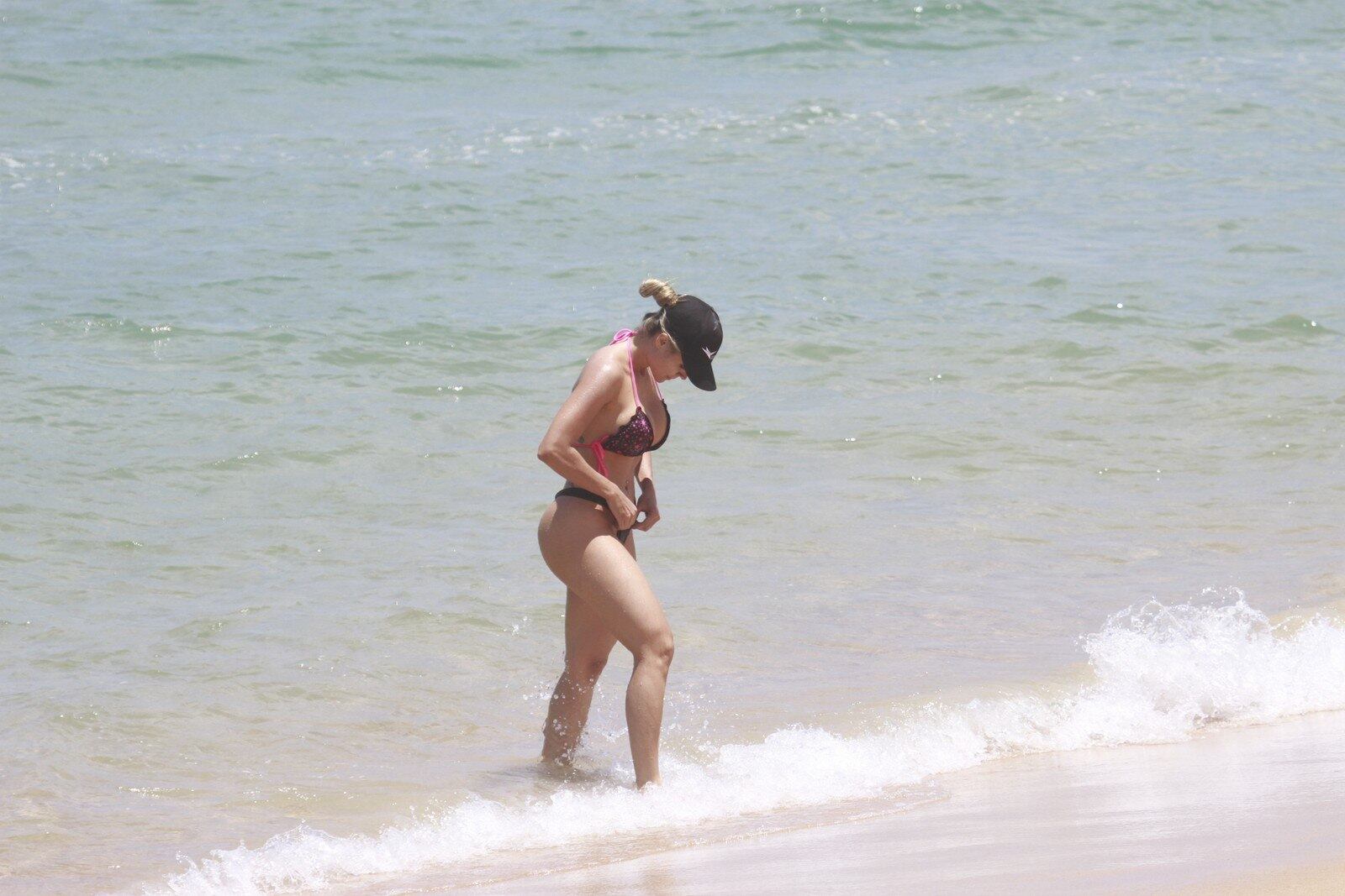 Aryane mostrou que está com o corpão em dia