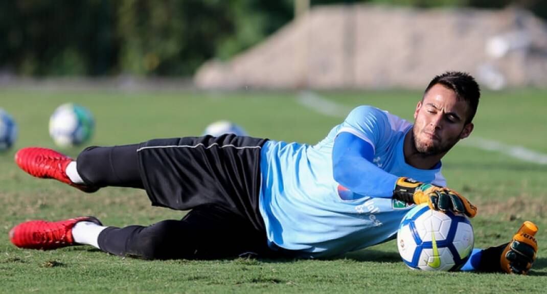 O goleiro uruguaio Guilhermo De Amores chegou ao Fluminense com grandes chances de ser o titular do time nesta temporada. Porém sofreu com lesões e até o momento ainda não fez sua estreia pelo clube. Com o empréstimo válido até o fim deste ano, De Amores, de 23 anos, que tem passagens pelas seleções de base do Uruguai, pode não renovar com o tricolor, já que Julio Cesar vem se destacando e o reserva Rodolfo aproveitou as chances que teve (Foto: Lucas Merçon / Fluminense F.C)