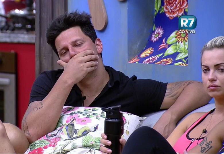 Na conversa com a mãe, Thiago falou sobre os dias de
confinamento e novamente reforçou a saudade de ter contato com a música.



— Ele é cantor e compositor pela essência. Ama música. A
primeira coisa que ele me pediu foi o violão
