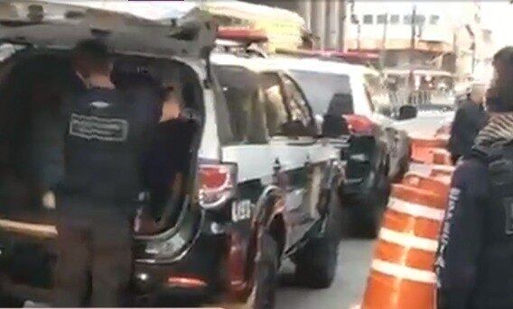 Um homem, de 27 anos, foi preso e outro suspeito agora é foragido da Justiça