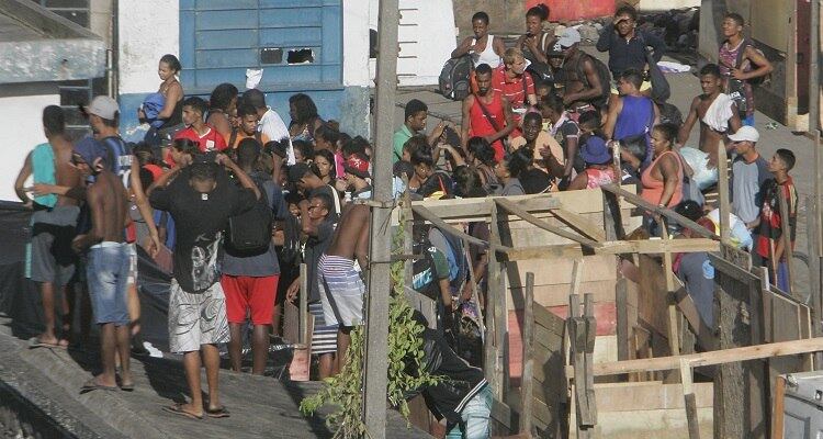 A Polícia Militar realizou na manhã desta quinta-feira (26) a reintegração de um terreno da Cedae (Companhia Estadual de Águas e Esgotos) invadido clandestinamente há dois dias. As famílias foram levadas para a sede da Guarda Municipal, em São Cristóvão, zona sul do Rio. Leia mais