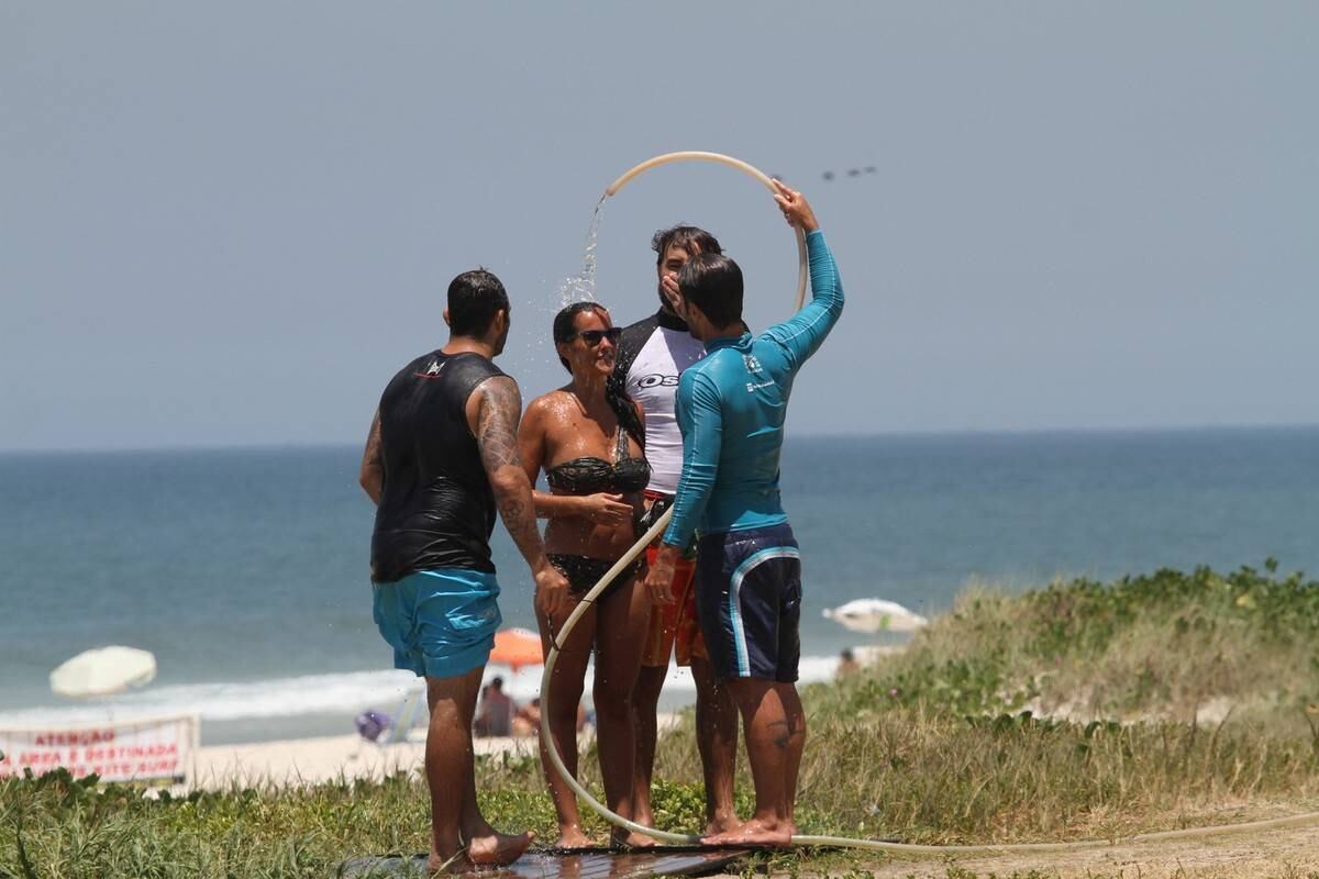 Bruno Gagliasso e Ricardo Pereira praticam stand up paddle na praia da Barra da Tijuca, no Rio