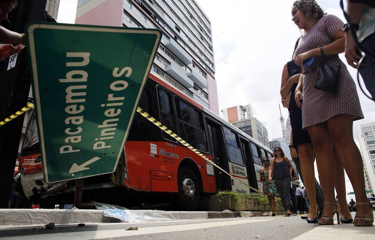 Em
São Paulo, a avenida mais famosa da cidade foi palco de um acidente inusitado.
Um ônibus desgovernado atingiu 13 veículos em pleno horário de almoço, na
avenida Paulista, na terça-feira (24) . O motorista contou que ficou sem freio e que o acelerador
travou. Sem saída, ele foi obrigado a jogar o coletivo para o canteiro central.
Apesar do estrago, ninguém ficou ferido