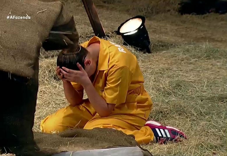 A confinada mostrou que estava preparada para o
reality e mandou muito bem nos desafios do jogo. Em sua primeira participação
na Prova da Chave, a beldade venceu o duelo contra Li Martins. A peoa tinha que
achar cinco chaves verdadeiras entre cinco outras chaves falsas 

+ Em atividade, peões comentam momentos marcantes de cada uma das semanas de confinamento
+ Turma do Ronco: Peões descansam durante a tarde do último sábado de A Fazenda 8
+ Douglas, Rayanne e Ana Paula cantam músicas de Latino e peão enfatiza: “Quem planta sacanagem colhe solidão”


