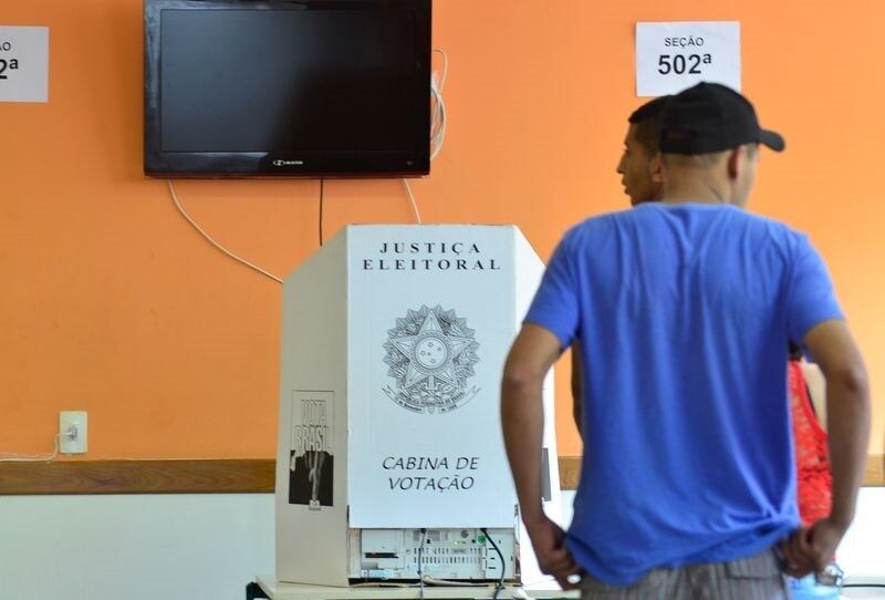 Urnas biométricas apresentaram problemas em Niterói e atrasaram o fim da votação em duas horas