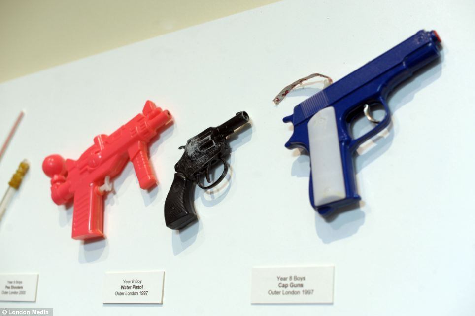 — As escolas têm suas próprias regras de comportamento e disciplina em relação à política de devolução de itens. Muitas vezes, a maioria das escolas do ensino fundamental (com alunos com idades entre sete e 11 anos) trabalham com retornos até o fim do dia ou da semana. As escolas de ensino médio (com estudantes entre 11 a 16 ou até 18 anos) normalmente permitem a devolução no fim do período escolar