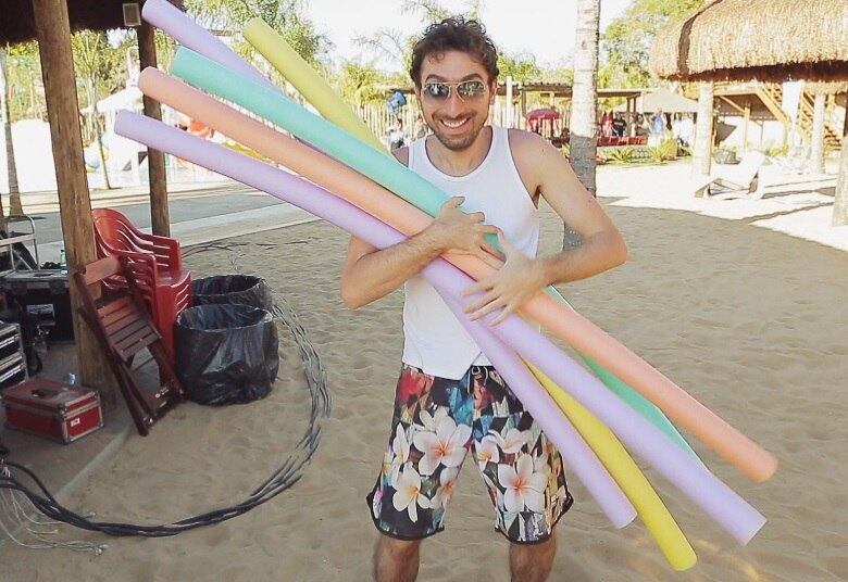 O fiel escudeiro de Marcos Mion aproveita para fazer a festa nos bastidores 