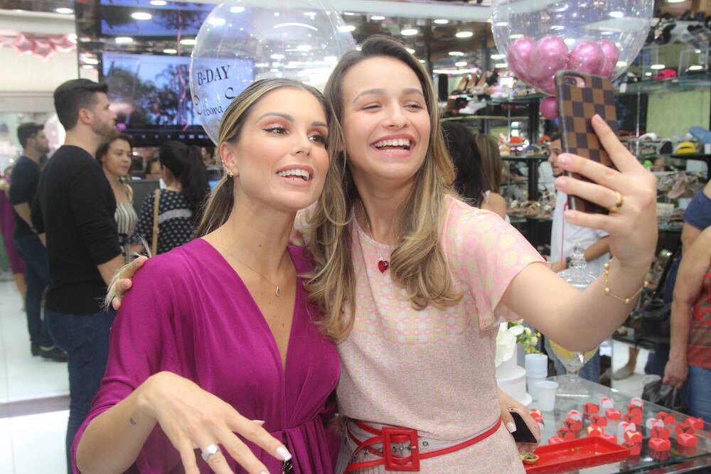 Flavia foi toda simpática com os fãs 